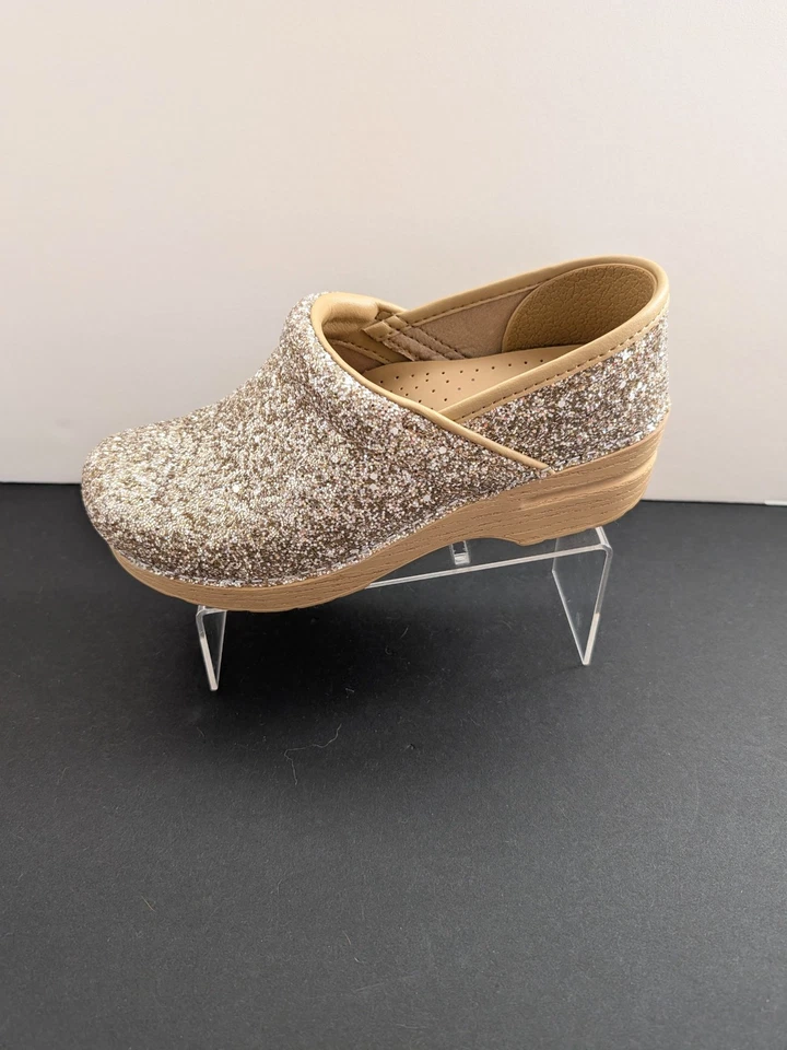 Zueco sin cordones profesional con brillo DANSKO en champán talla 37 Foto 2 de 4