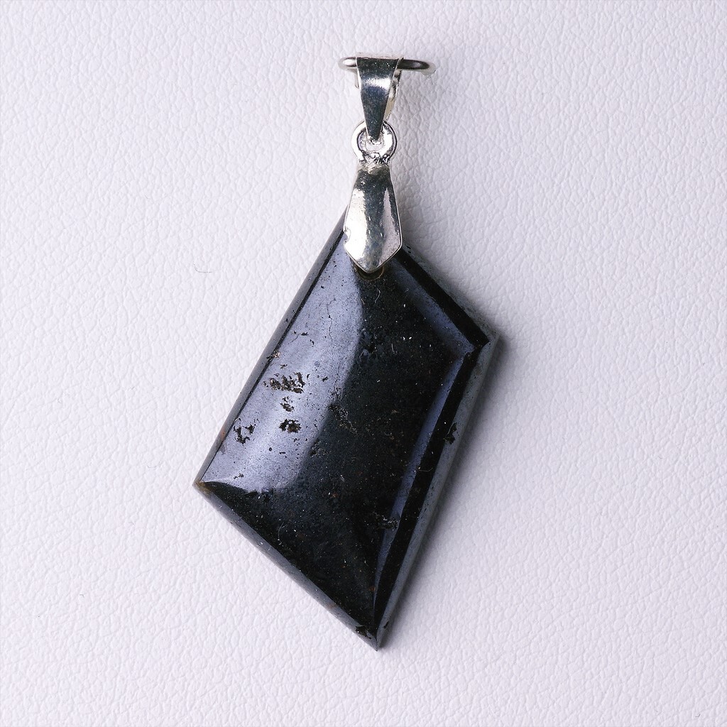 Pendentif d'exception en argent et goethite de Montroc rare de 26,98 carats