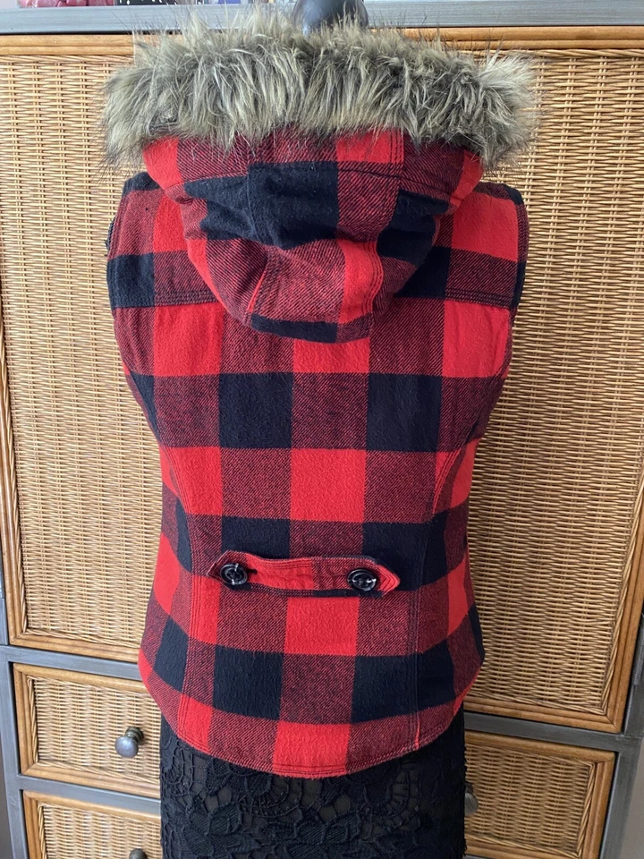 MOSSIMO RED AND BLACK CHECKED VEST FAUX FUR TRIM HOOD ZIP CLOSURE SZ MED - Image 4 of 4