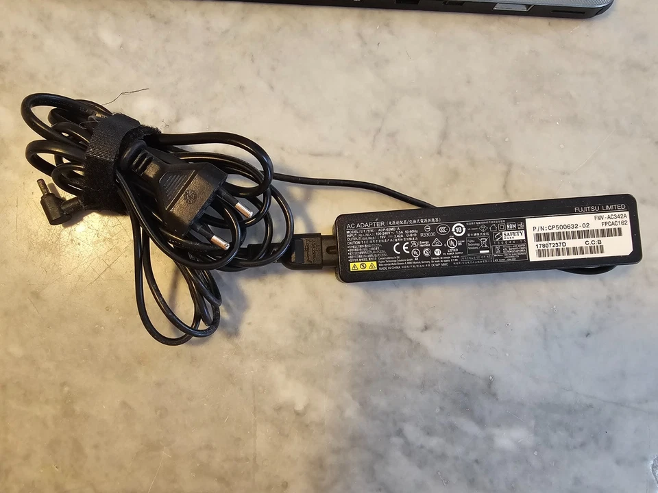 TABLET FUJITSU STYLISTIC Q736 I5-6300U 8GB RAM 256GB NVME 13.3" Touch WIN 11 - Immagine 3 di 4