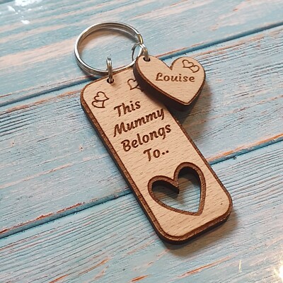 PERSONALISIERTE GESCHENKE DIESE MAMA GEHÖRT ZUM HERZEN SCHLÜSSELANHÄNGER MUTTERTAGSGESCHENK NAN PAPA