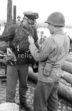 WW2 PICTURE PHOTO US SOLDIER MAKE A GERMAN SOLDIER POW 6982
