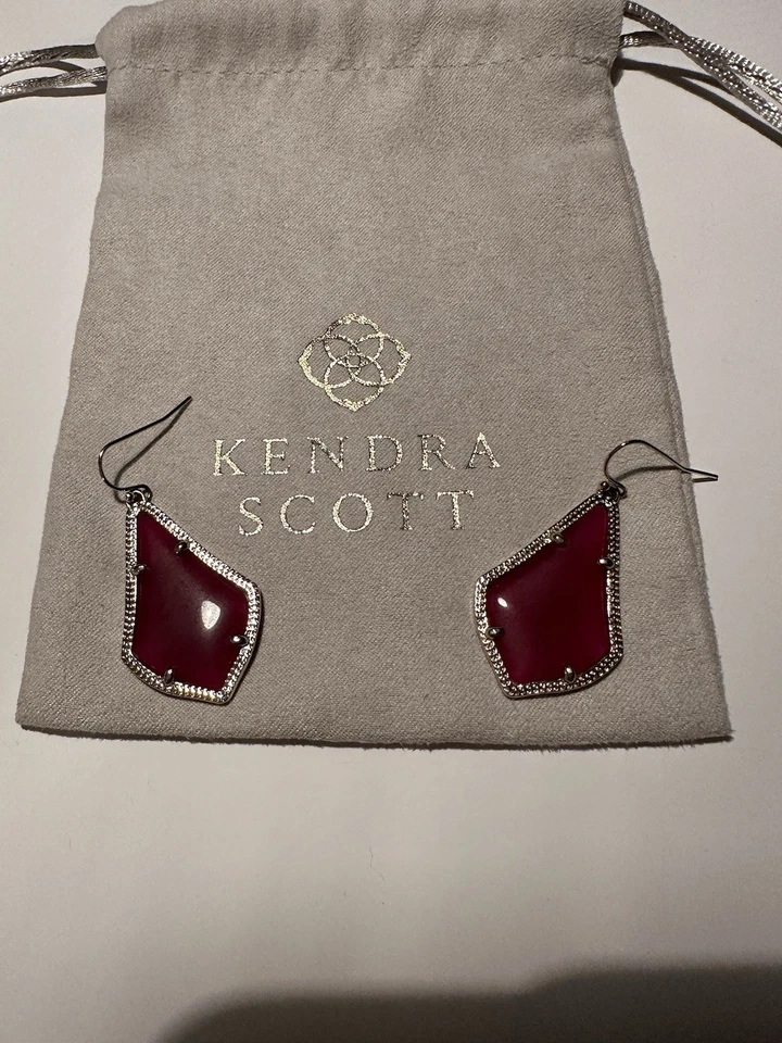 Pendientes Kendra Scott Alex piedra dorada con piedra granate. Bolsa antipolvo usada Foto 2 de 4