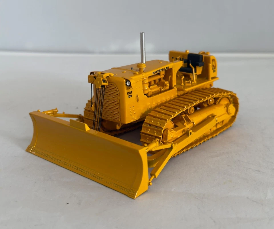 Resina 1/50 CAT D9 serie D con pistas de resina - Construido a medida por Fankit Models Foto 2 de 4