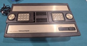 Intellivision 2609 Woodgrain with speech module and tons of games!