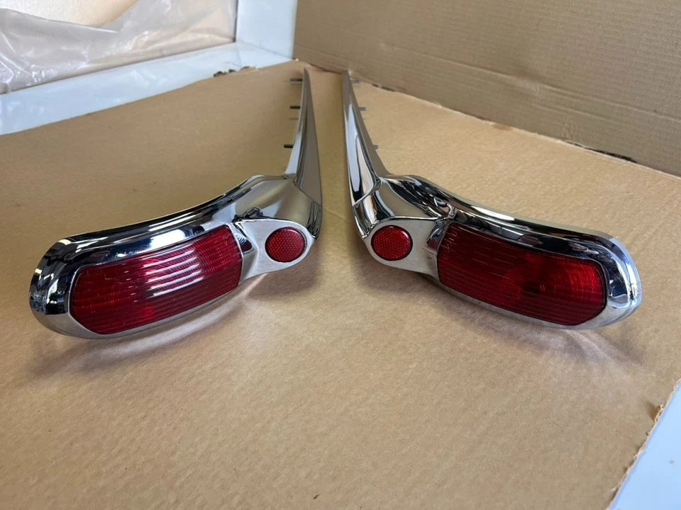 Oldsmobile 88 1952 Deluxe corona trasera y conjuntos de luces traseras ¡Nuevo de Lote Antiguo GM! Foto 2 de 4