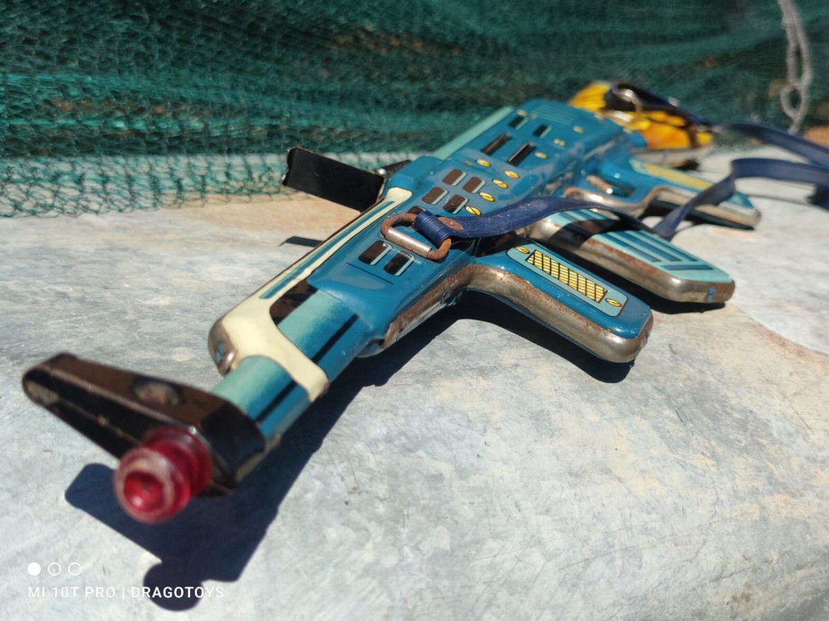 VINTAGE MACHINE GUN AK-47 TIN TOY BATT. OPERATED 58CM HUNGARY