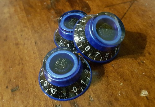 4 Gitarrendeckel Lautstärke/Ton Regler. Schwarze Flocke/blau met. JAT CUSTOM GITARRENTEILE - Bild 1 von 6