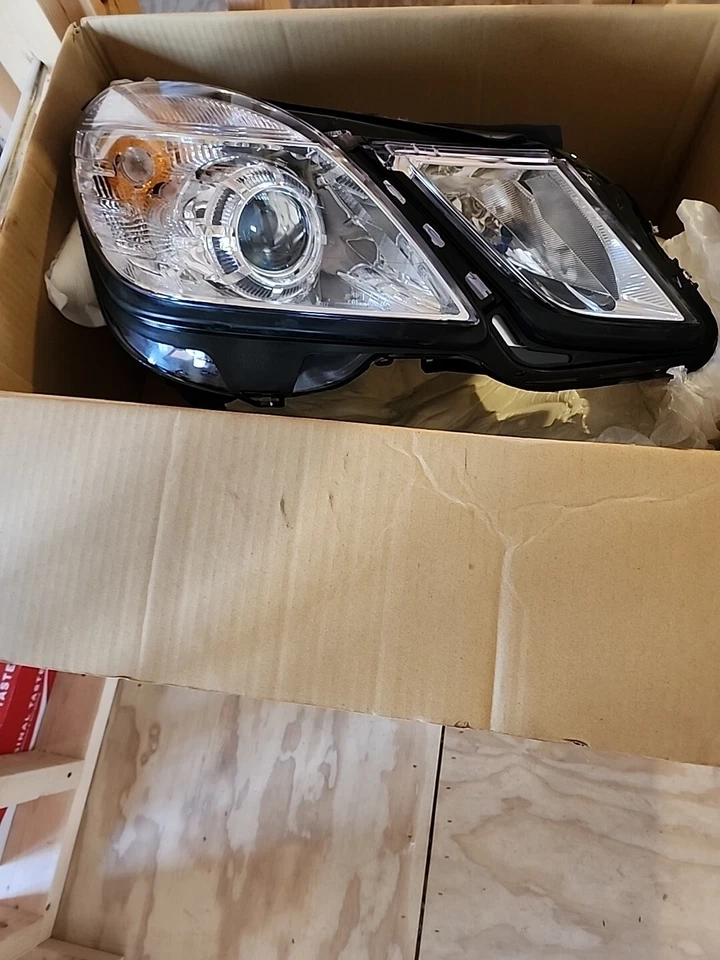 Conjunto de faros para Mercedes-Benz E350 2010-2013 sedán/carro. (Derecha) TYC 20-12235-00 Foto 4 de 4