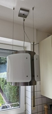 Design Dunstabzugshaube aus Edelstahl mit weißem gehärtetem  Glas.