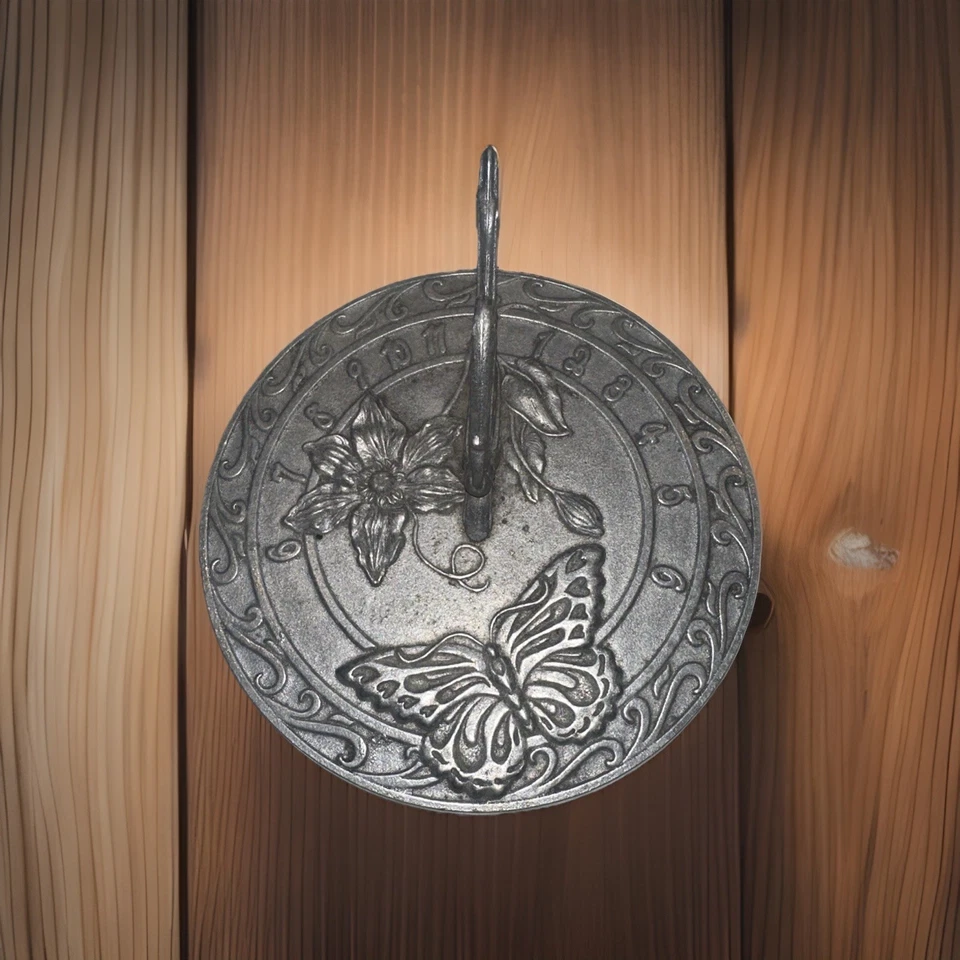 "Hermoso reloj de sol de metal tono plata mariposa de 6,5"" de diámetro" Foto 2 de 4