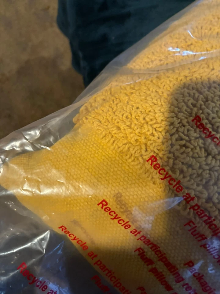 Travesseiro de algodão tufado quadrado dourado amarelo mostarda novo com etiquetas - Imagem 4 de 4