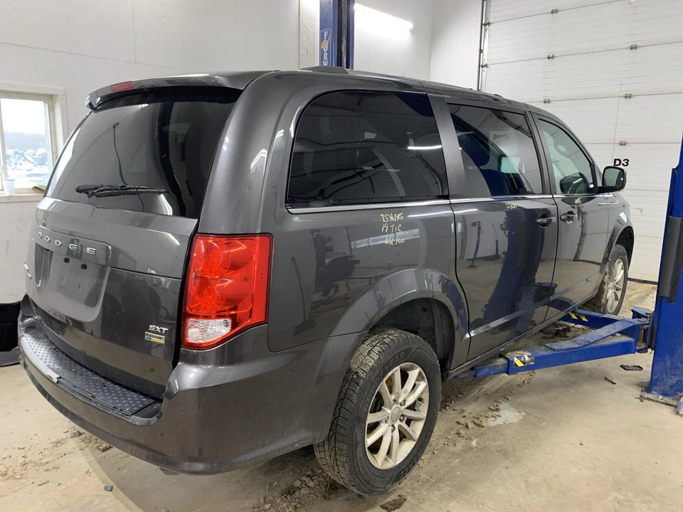 Used Front Right Seat Belt Front fits: 2019 Dodge Caravan bucket seat passenger Foto 3 de 4