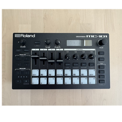 Roland MC-101 Groovebox Sampler Sequencer Black, 16 Pads FX - MINT