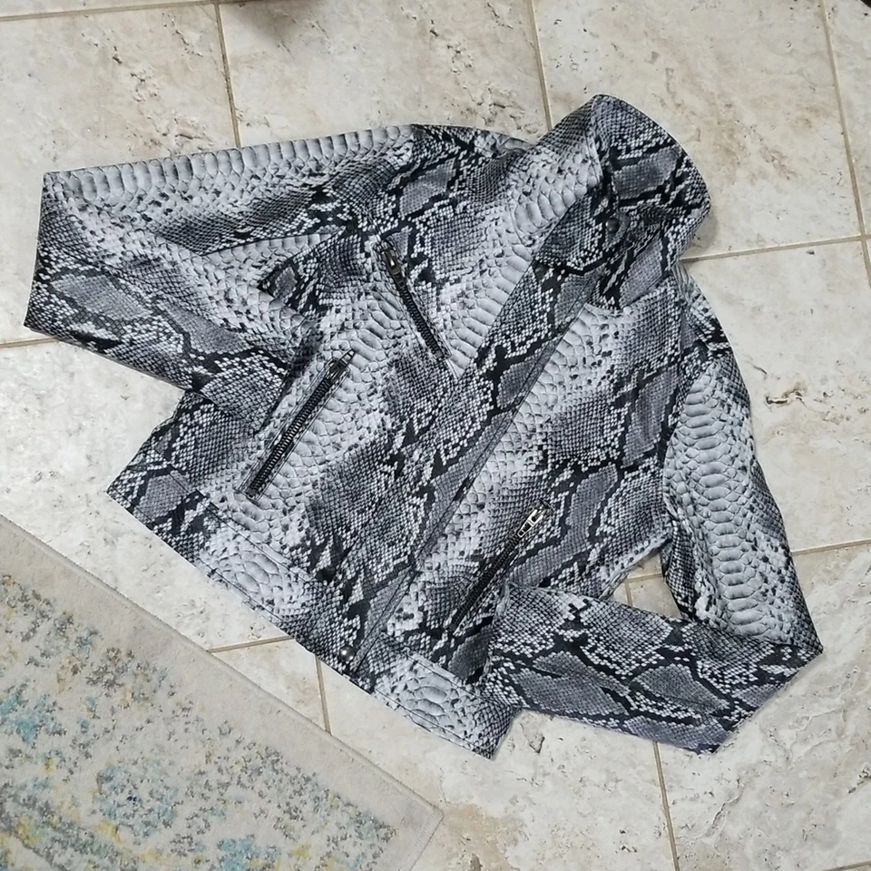 Chaqueta de moto de piel de serpiente sintética BLANK NYC talla S Foto 4 de 4