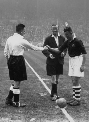 Captains' Handshake Before The Fa Cup Final At Wembley 1934 Old Photo
