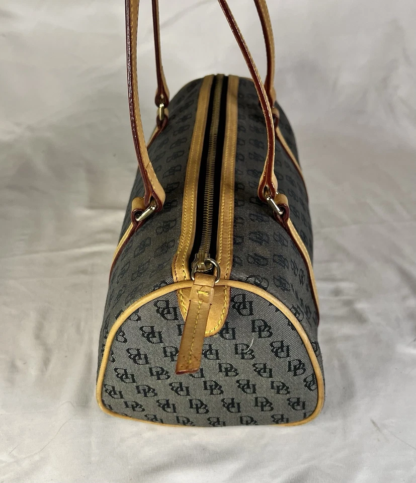 Bolso de barril de mezclilla Dooney & Bourke con logotipo - azul Foto 2 de 4