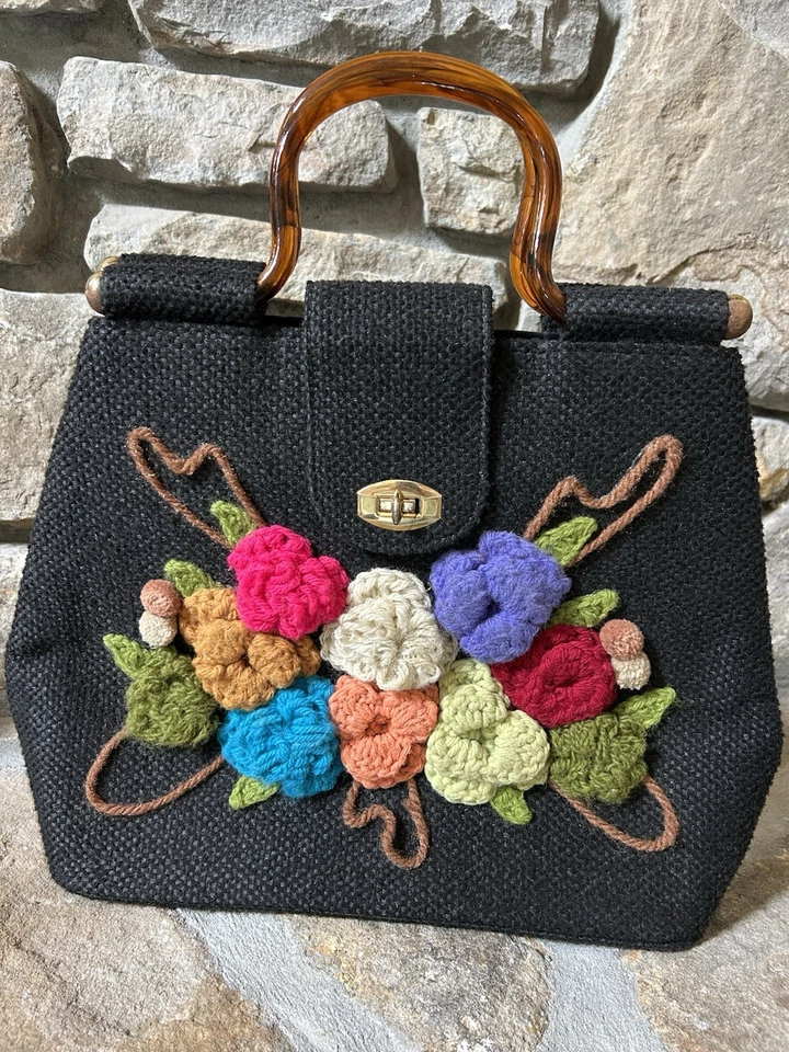 Bolso de mano boho vintage años 60, flores de ganchillo, arpillera negra, JR Florida, baquelita Foto 2 de 4