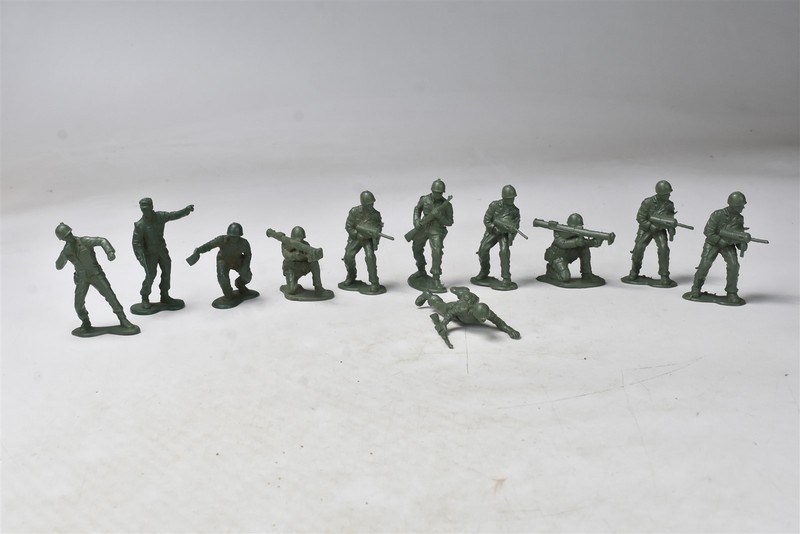 Vintage 1960's SET 11 WWII SOLDIERS HARD PLASTIC GREEN #09299