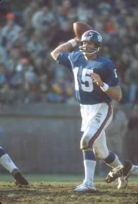 Craig Morton New York Giants throws a pass at an NFL football gam- 1974 Photo