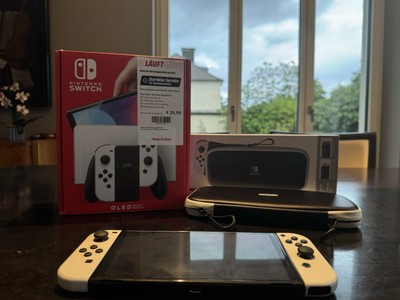 Nintendo Switch OLED- Weiß; zusätzlich dabei sind Case und zwei Spiele