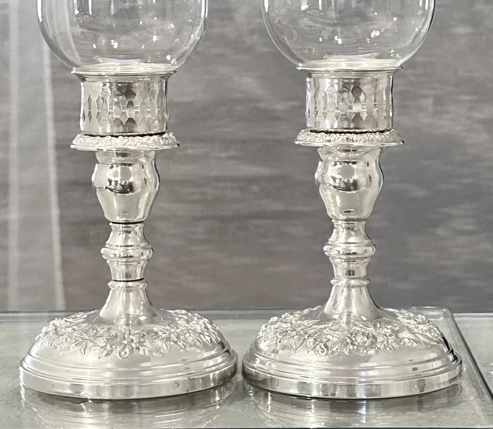 Par de candelabros Sterling Kirk & Son completamente repujados perseguidos para huracanes Foto 4 de 4