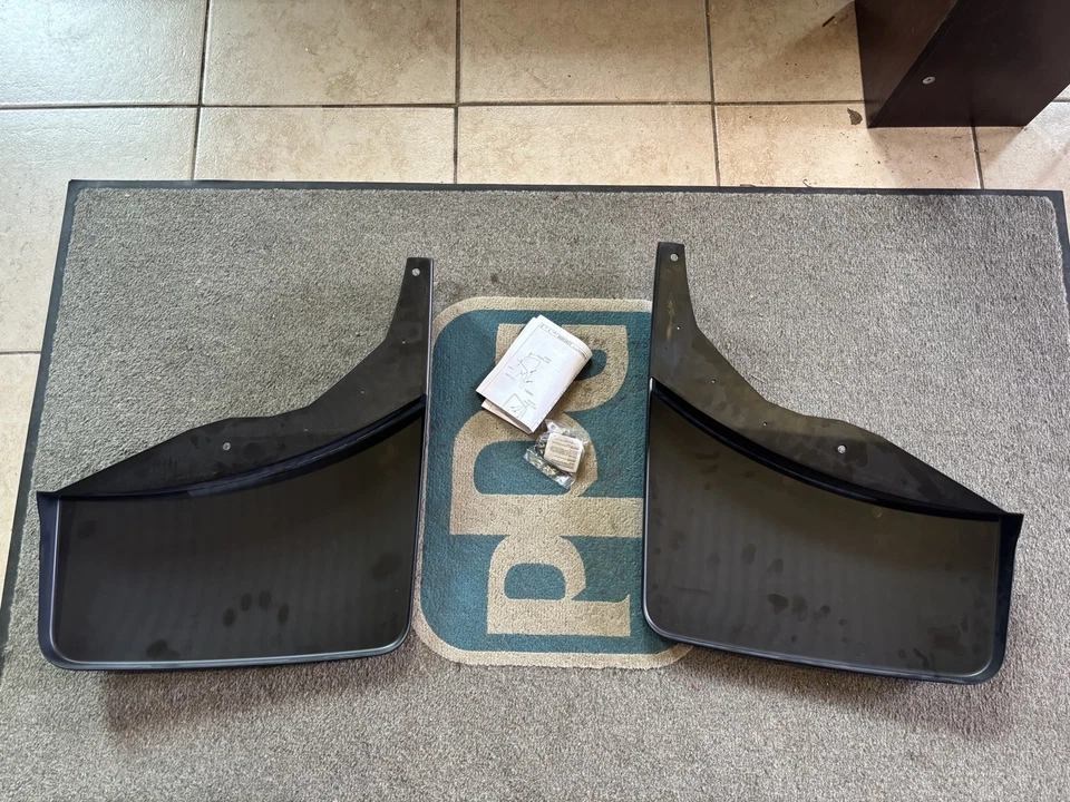 GMC Sierra 3500HD 2015-2019 doble trasero moldeado protectores contra salpicaduras 22903553 negro OEM Foto 3 de 4