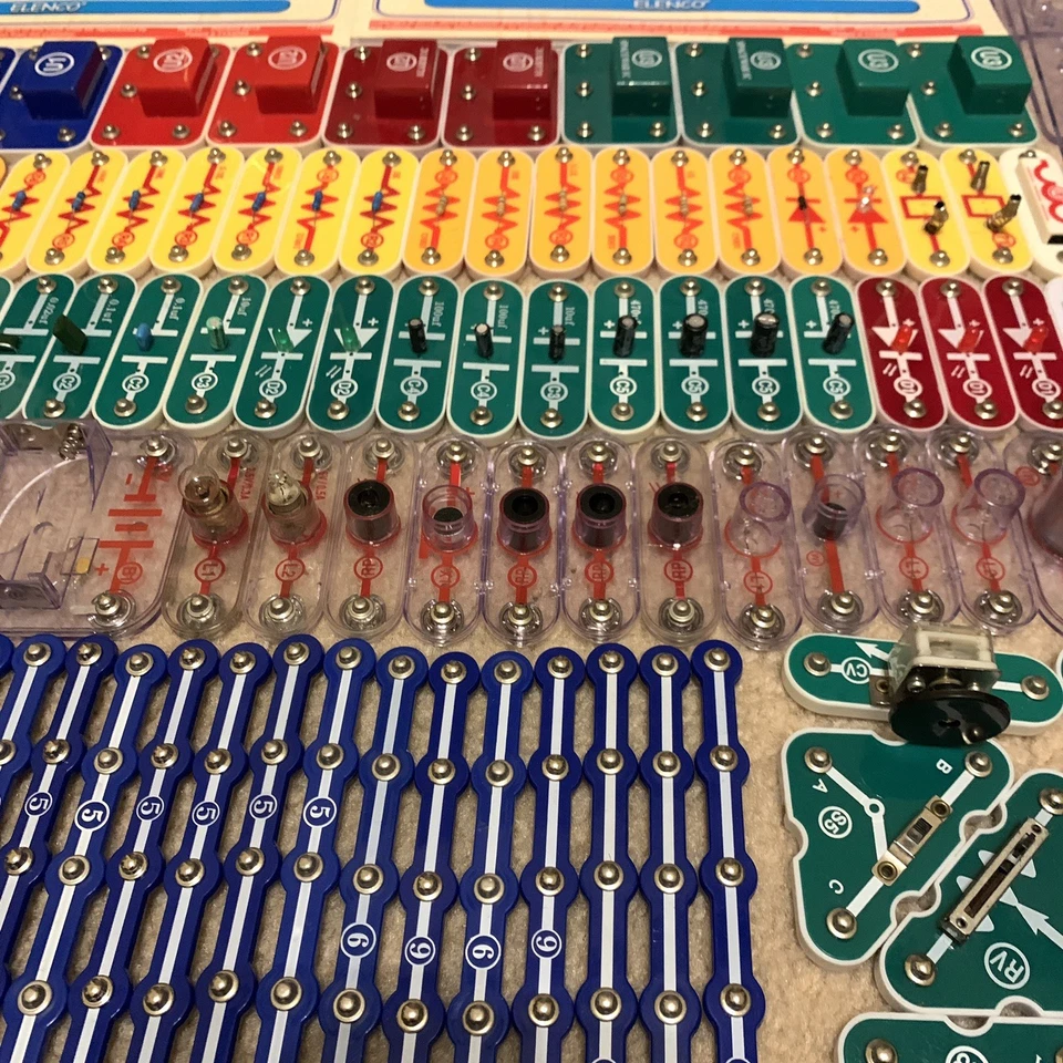 Lot 211 Pieces & 7 Instruction Manuals Bundle / Elenco Electronic Snap Circuits - Image 2 of 4