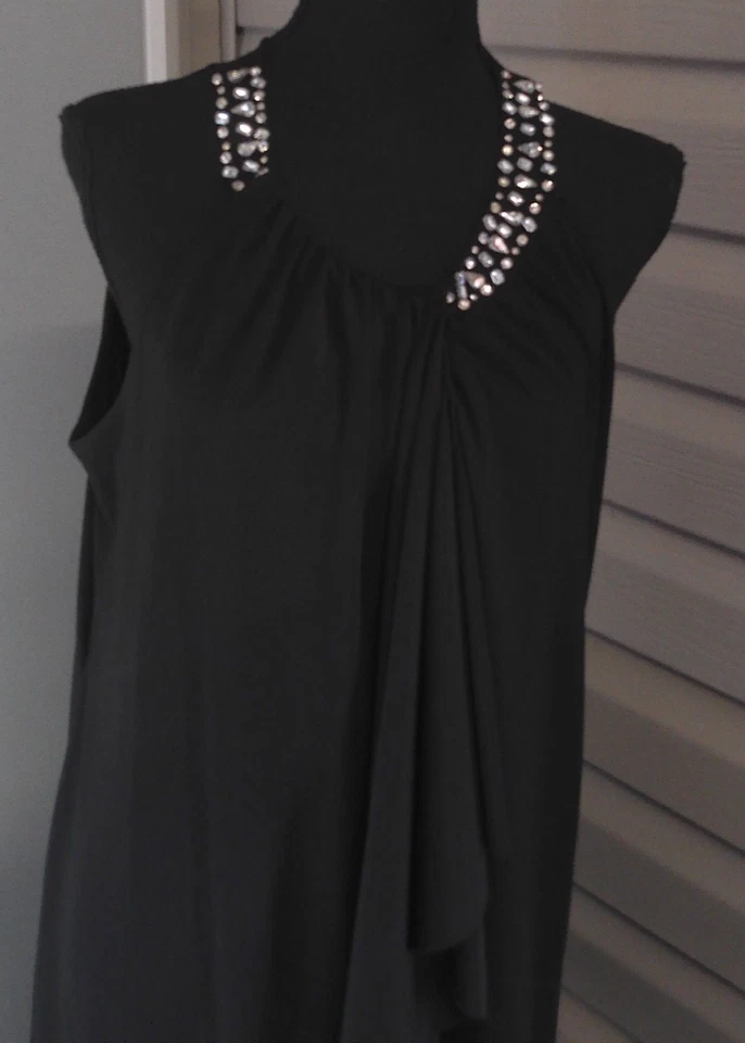 VESTIDO HAANI PEQUEÑO NEGRO CON CUELLO JOYA TALLA X GRANDE Foto 2 de 4