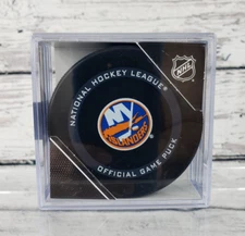 NHL New York Islanders OFFICIAL NHL GAME PUCK BRAND NEW IN DISPLAY CUBE