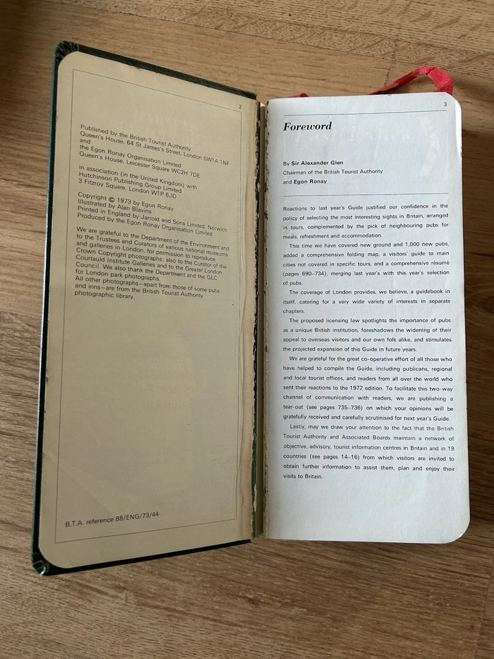 Egon Ronay's Pubs & Tourist Sights guide - 1973 - Image 2 of 3