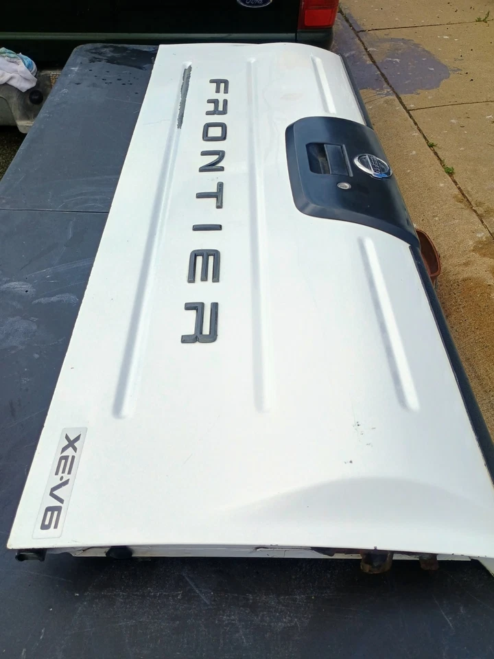 2001 -2004 Nissan Frontier Trunk/Hatch/Tailgate OEM White  - Image 3 of 4