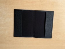 Porta Passaporto Bone In Pelle E Silicone: L'organizer Da Collo Con Penna E Spilla SIM. Perfetto Per Viaggiare Sicuri E Con Stile! Disponibile In Nero, Rosso E Blu Morando.