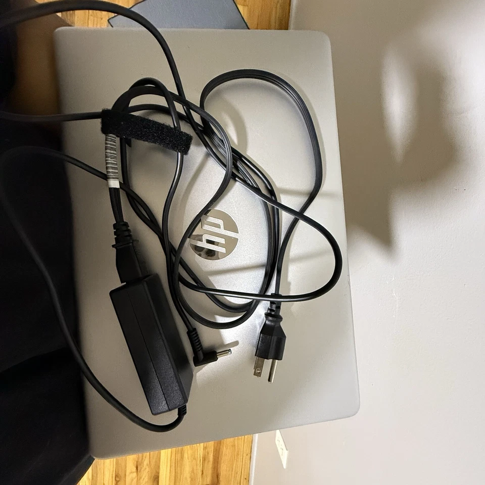 HP 15.6 inch Touch (256GB, Intel Core i5 1st Gen., 1.00GHz, 12GB) Notebook - Image 2 of 4