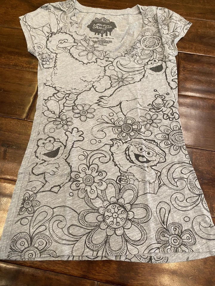 Top gris manga corta para mujer Sesame Street Artist Series cuello en V talla XS Elmo Foto 2 de 4