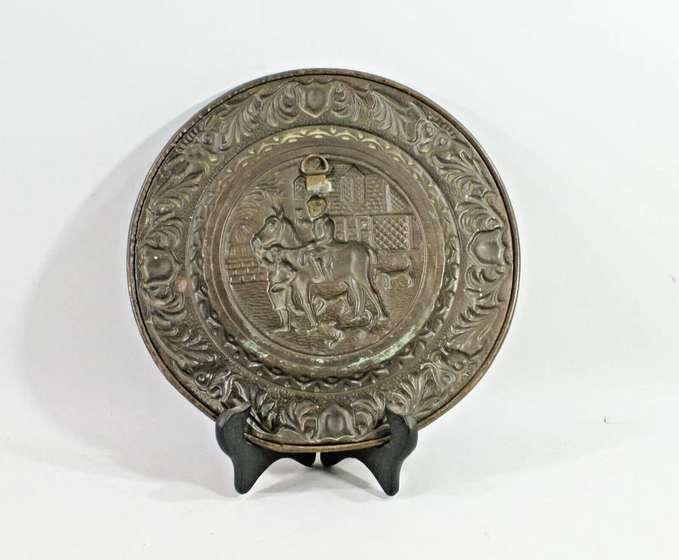 ASSIETTE ANCIENNE EN LAITON REPOUSSE, style Napoléon III, décor cheval - Photo 2/2