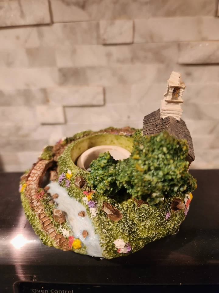 Yankee Candle Country Church, árboles, flores, adorno de velas de arroyo Foto 3 de 4