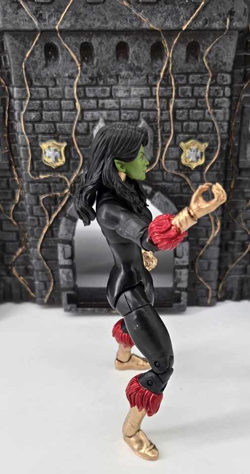 Marvel Legends Fantastic Four CUSTOM Skrull Queen 6" Action Figure - Image 3 of 4