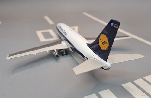 BOEING 737-230C LUFTHANSA CARGO REG: D-ABGE WITH STAND - JFOX JF-737-2-009 1/200 - Picture 9 of 9