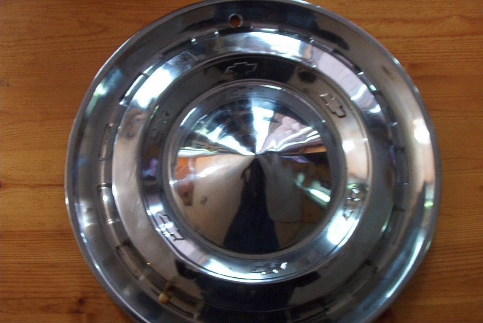 Capa de roda OE vintage 56 Chevy 15 polegadas, qualidade do motorista, falta pintura - Imagem 2 de 2