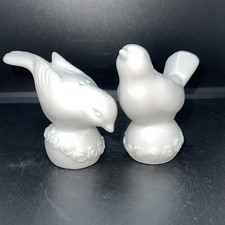 Pair Ceramic White Birds Salt Pepper Shakers On Base With Ball & Roses Ribbon