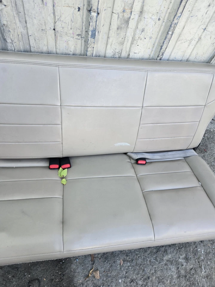 2000-2005 FORD EXCURSION ОГРАНИЧЕННЫЙ ЗАДНИЙ 3-Й РЯД ЗАДНЕЕ СИДЕНЬЕ ЖЕЛТОВАТО-КОРИЧНЕВАЯ КОЖА  - Изображение 3 из 4