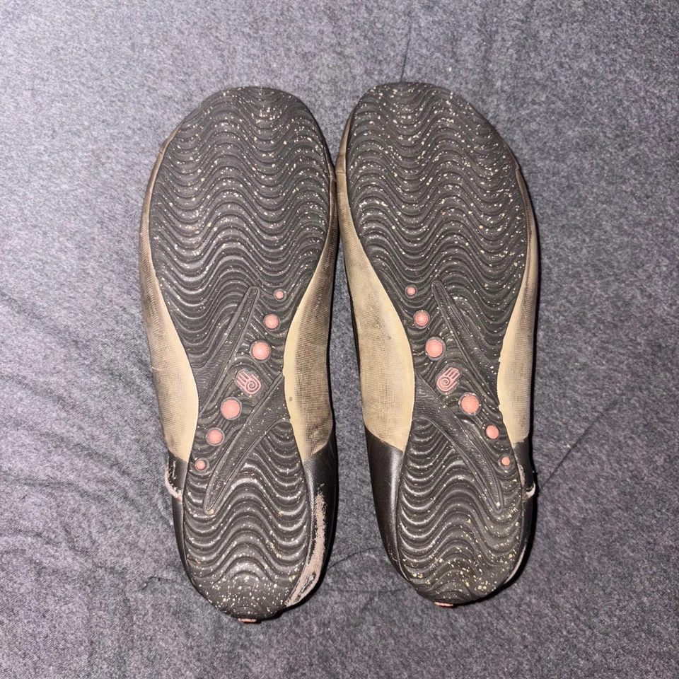 Zapatos planos informales cómodos Teva Balletcore Mary Jane para mujer con acento floral Foto 3 de 4