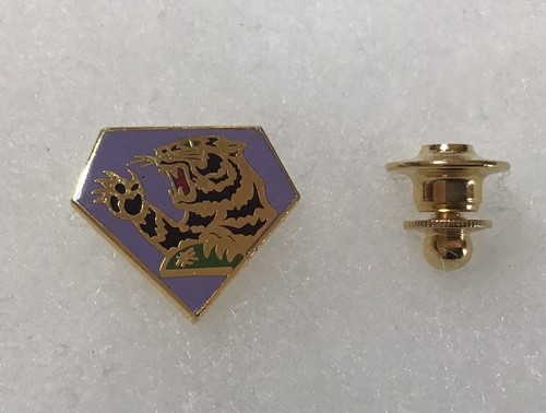 MEDAILLE , INSIGNE 8° REGIMENT DE ZOUAVES - Déposé Sur Le Haut Revers