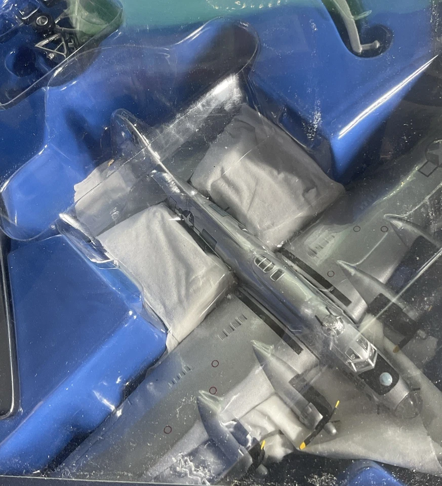 Corgi Aviation Archive Sentimental Journey Boeing B-17G blue/silver - Image 3 of 4