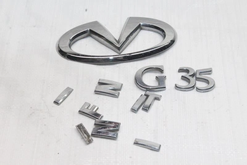 Infiniti G35S V35 2003 cupé #101 emblema del maletero trasero con letras de redacción Foto 3 de 4