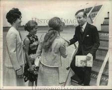 1973 Press Photo Ladies greet bandleader Lester Lanin at airport in New York