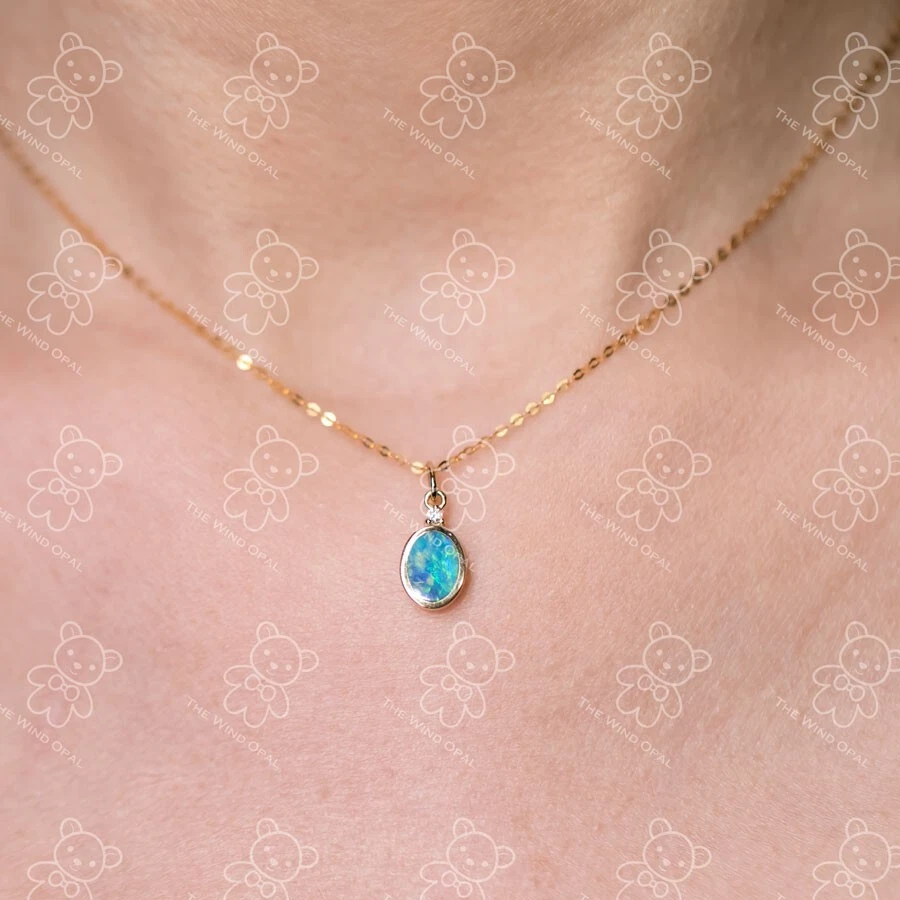 Collar minimalista ovalado australiano doblete ópalo y diamantes de oro amarillo de 14 k Foto 2 de 4