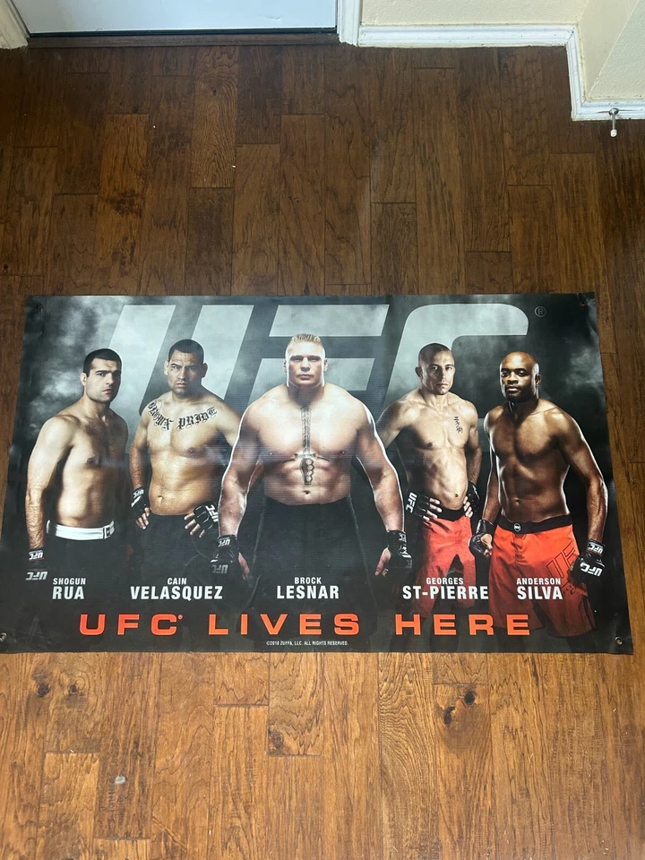 Banner promocional de vinilo UFC 2010 "UFC Lives Here" excelente estado, 60x36 pulgadas.  Foto 3 de 4