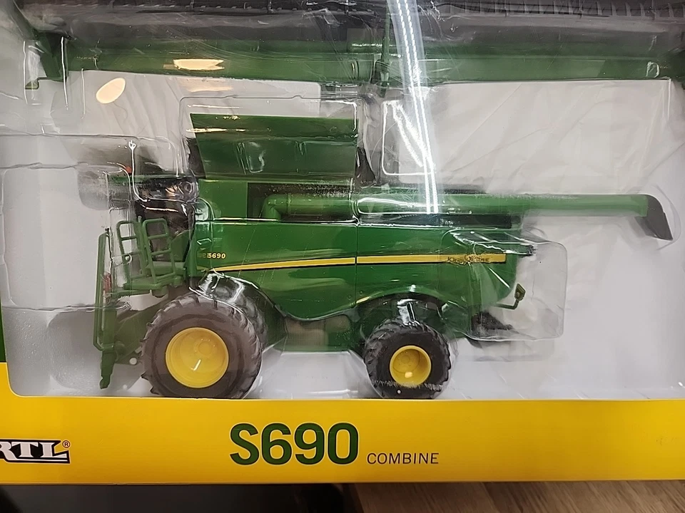 Ertl 1/32 prestige collection John Deere S690 combine w/corn & bean head diecast - Image 2 of 4